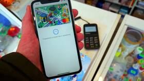 Как правильно наклеить платежный стикер на iPhone в Красно Золото